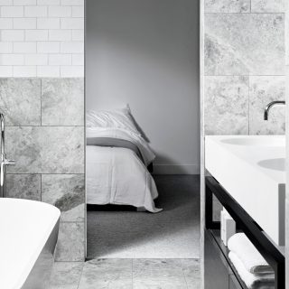 Badrumsinspiration - grå badrum inspiration bathroom carrara vitt kakel halvförband vit fog photo Sharyn Cairns Mim Design badrumsdrömmar badkar halvkaklat feature 2