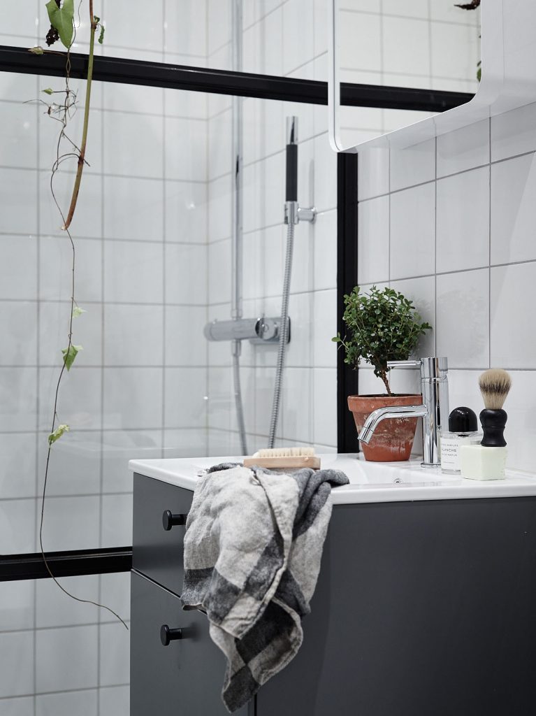 Badrumsinspiration - badrum med inbyggda rör och duschblandare med täckbricka.