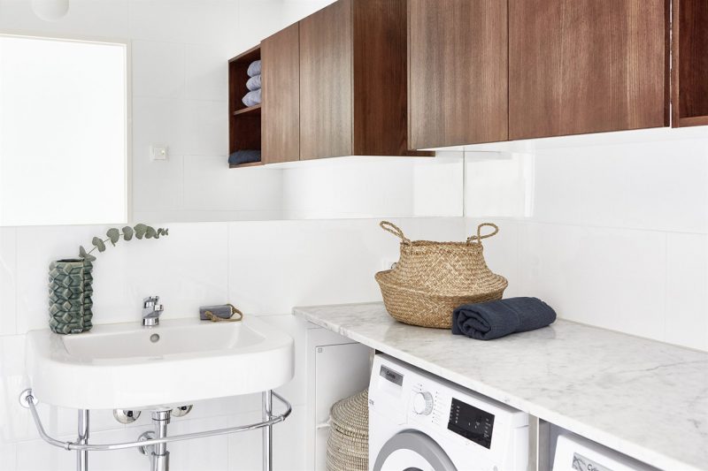 Badrumsinspiration - Vitt badrum med carrara marmor, badrumsskåp i valnöt och tvättställ på benställning