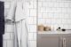 badrumsinspiration klassiskt badrum vittx mork fog plastbyggda snickerier stockholm tre liljor badrumsdrommar