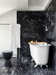 Ett snyggt badrum i svart marmor är aldrig fel! Foto Idha Lindhag.