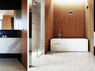 Badrumsinspiration - Modernt badrum i carrara, teak och svarta målade väggar.