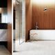 Badrumsinspiration - Modernt badrum i carrara, teak och svarta målade väggar.