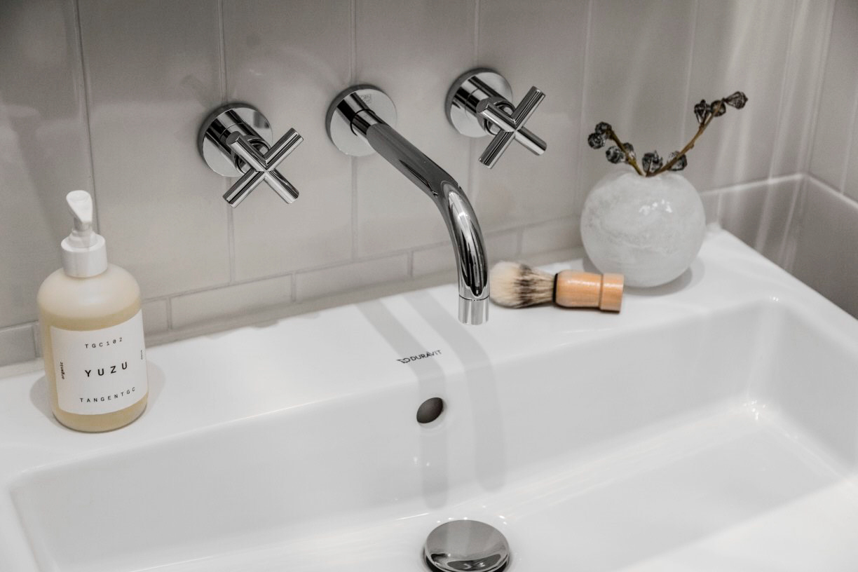 Badrumsinspiration - badrum inspiration marmor halvkaklat tvättpelare dusckvägg spegelvägg teknologgatan edwardpartners badrumsdrömmar 3