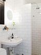 Badrumsinspiration - Standard badrum med vitt 10x20 kakel i halvförband och marockanskt klinker