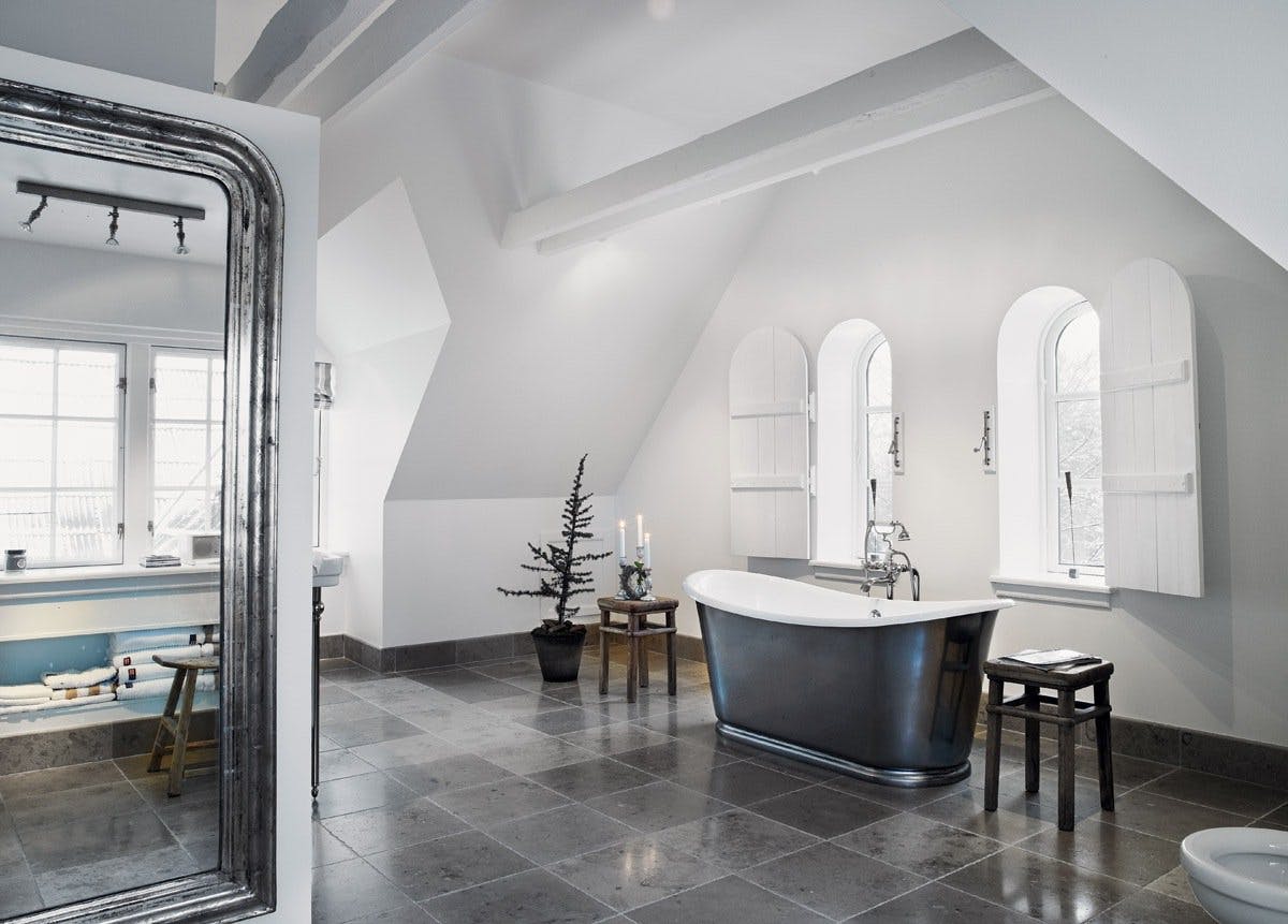 Badrumsinspiration - gammeldags badrum med vita väggar och kalksten på Rosmosegaard