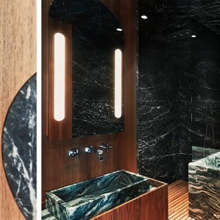 Badrumsinspiration - Modernt badrum i grön marmor med marmorbadkar och teakpanel.