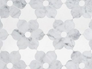 Badrumsinspiration mosaik i carrara marmor blommönster