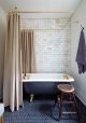 badrumsinspiration marmor svart tassbadkar duschring duschdraperi mazen studio foto michael graydon styling stacey smithers bathroom badrumsdrommar