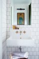 badrumsinspiration marmor vitt 15x15 kakel halvforband blandare i massing tavla badrum mazen studio foto michael graydon styling stacey smithers bathroom badrumsdrommar