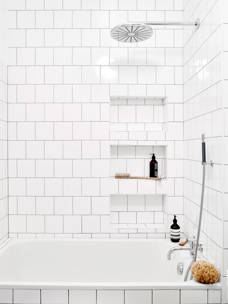 Badrumsinspiration - Retrobadrum med vitt kakel i halvförband, hyllnischer, inbyggd blandare i krom och inbyggt badkar