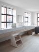badrumsinspiration minimalistiskt badrum onsen japanskt bad carrara tvattstall dinesen golv penthouse manhattan jill dienst john pawson foto anthony cotsifas via ad badrumsdrommar