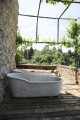 badrumsinspiration utedusch rustikt badrum stenbadkar marmorbadkar toscana terass pergola badrumsdrommar