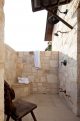 badrumsinspiration utedusch rustikt badrum stenvägg stenmur stallampa badrumsdrommar