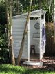 Badrumsinspiration för sommardusch - Enkelt utomhusbadrum med emaljtvättställ och dusch i eget litet skjul.