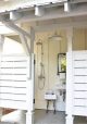 Badrumsinspiration för sommardusch - Charmig utedusch på veranda i New England stil.