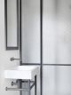 badrumsinspiration svartvitt badrum i paris carrara tvattstall benstallning industriell duschvagg rutigt industriglas svart kran interior nicolas schuybroek via yellowtrace badrumsdrommar