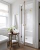 badrumsinspiration klassiskt vitt badrum amerikanskt badkar massingsdusch dusch foto katie martinez design badrumsdrommar