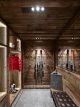 badrumsinspiration lyxigt badrum i alperna stenhandfat guldkran skidsemester chalet gstaad design Humbert Poyet foto Francis Amiand badrumsdrommar