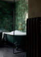 badrumsinspiration gront lantligt badrum tassbadkar gront kakel zellige fiskeben badrumsgolv gammeldags radiator foto dana ozollapa badrumsdrommar