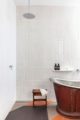 badrumsinspiration rustikt modernt badrum koppar badkar takdusch marmorhylla klinker kakel chimney House redfern atelier DAU foto tom ferguson badrumsdrommar