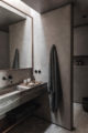 badrumsinspiration hotellbadrum tadelakt marmor tvattstall svart blandare hyllnisch casa cook chania foto georg roske badrumsdrommar