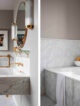 badrumsinspiration klassiskt badrum greige carrara stentvattstall halvkaklat inbyggt badkar massingskran badrumslampa badrumsspegel foto paul massey livingetc badrumsdrommar