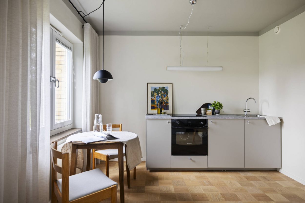 badrumsinpiration liten etta bromma tal litet badrum malat tak pentry runt matbord midcentury flowerpot pendellampa ferm living gardiner badrumsdrommar